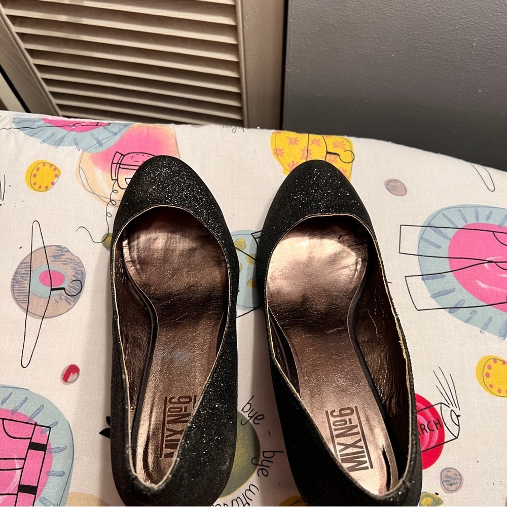 Black sparkle shoe